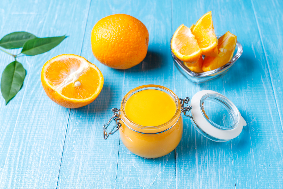 πορτοκάλια και χυμός πορτοκάλι σε γαλάζιο ξύλο