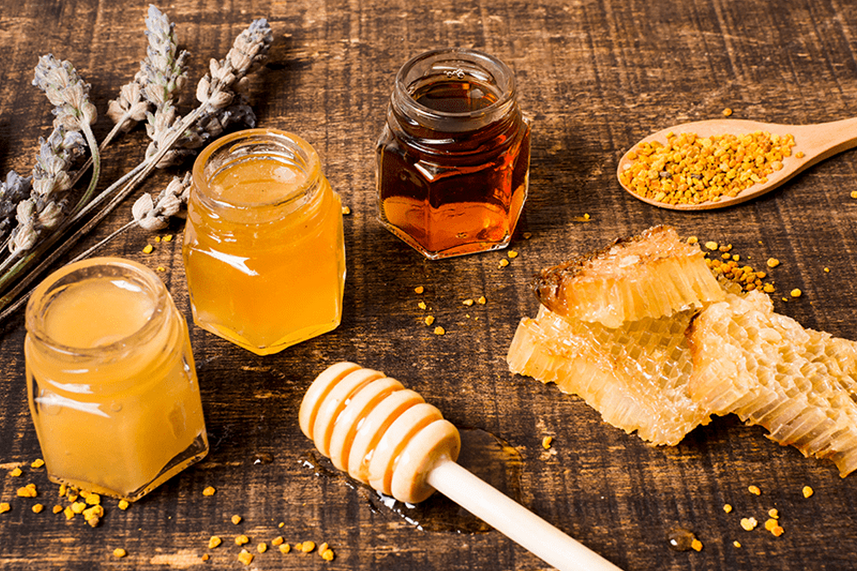 βασιλικός πολτός και μελισσοκομικά προϊόντα πάνω σε ξύλινο τραπέζι
