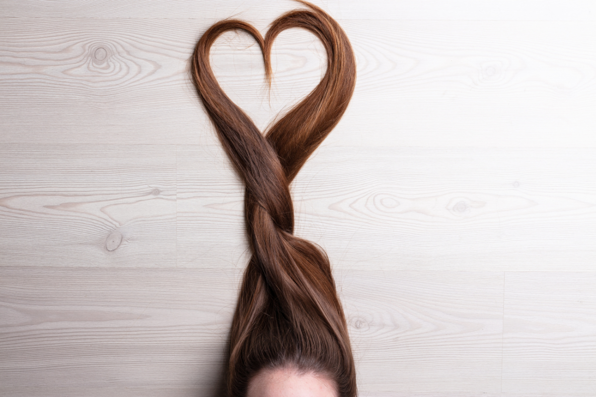Μακριά μαλλιά που σχηματίζουν καρδιά στην κορυφή.