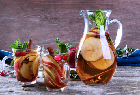 μηλόξυδο σε κανάτα & σε 2 διαφανή ποτήρια με φέτες μήλου
