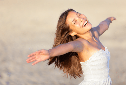 γυναίκα αυξάνει τη σεροτονίνη γελώντας στον ήλιο