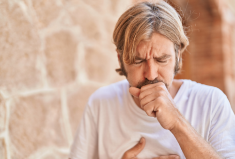 άντρας με ΧΑΠ βήχει κρατώντας τα πνευμόνια του